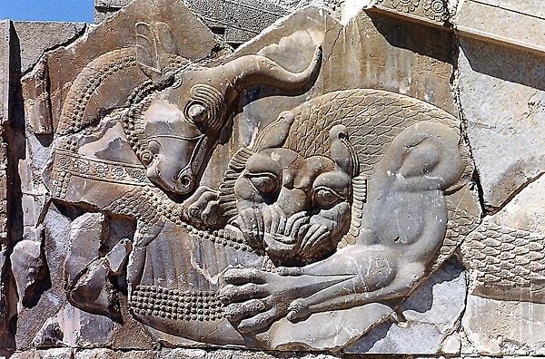 Ahriman, Pers mitolojisinde kötülüğün ve karanlığın ruhu olarak bilinirdi. Bir diğer adı “Angra Mainyu” olan Ahriman, Zerdüştlük inancına göre açgözlülük, öfke, kıskançlık ve tüm diğer olumsuz duyguların arkasındaki güç olarak kabul ediliyordu.