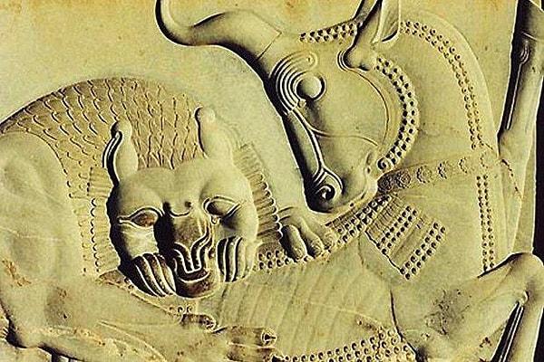 Dünyanın kontrolü için savaşan Ahura Mazda gökleri temsil ederken Ahriman yeraltı dünyasından ya da ölüler diyarından gelmekteydi. Bu ikisinin gücü birbirine eşitti ve mücadelelerinde galip olan sürekli değişmekteydi.