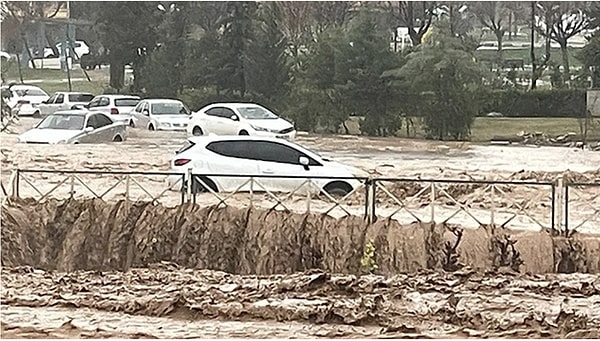 Şanlıurfa'da yaşanan sel felaketinde ilk belirlemelere göre 10 ölü var. Bu ölümlerin dördü de açılışı geçtiğimiz aylarda yapılan Abide Kavşağı'nda gerçekleşti.