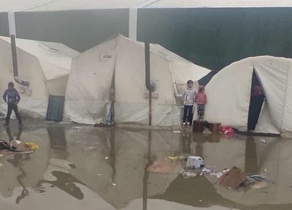 Yaşanan sel felaketinde 14 kişinin hayatını kaybettiği söylenirken, çadır kentlere ait bu fotoğraflar da içimizi yaktı.