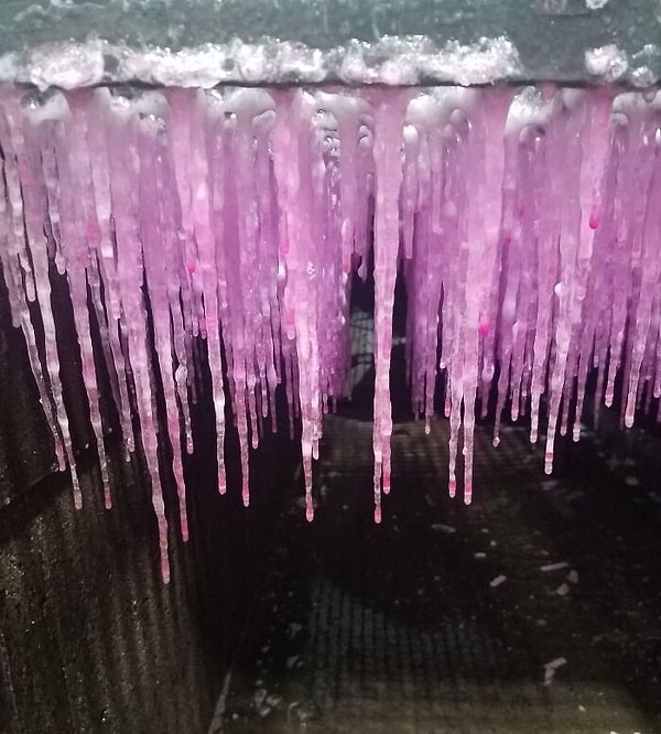 13. А это розовые сосульки на автомобильной мойке 💕