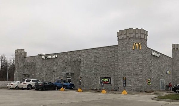 16. Самая известная на весь мир фастфудная в виде средневекового замка? Легко!