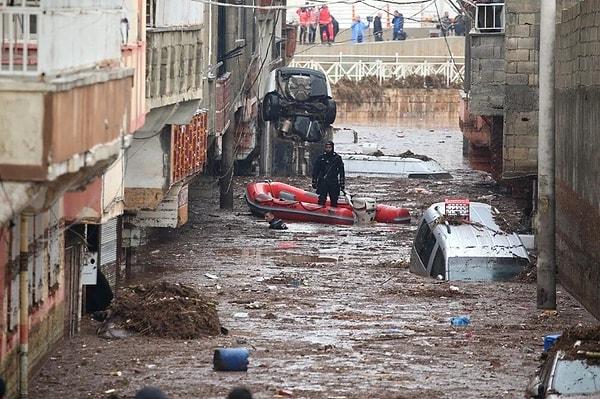 Şanlıurfa ve Adıyaman'da önceki akşam saatlerinde başlayan ve aralıksız devam eden sağanaktan kaynaklanan sel felaketinde can kaybı 15'e yükseldi.
