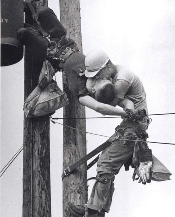 6. "Hayat Öpücüğü" adlı bu fotoğrafta yüksek voltajda elektrik çarpan arkadaşına nefes üfleyerek hayatını kurtaran bir adamı görüyoruz.