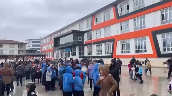 Saat 13:55'te ve 8 kilometre derinlikte meydana gelen deprem sonrasında ise Bolu'daki vatandaşlar panik yaşadı.