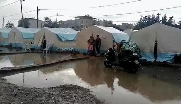 Yaşanan sel felaketinde depremzedeler için kurulan çadırlarda sular altında kaldı.