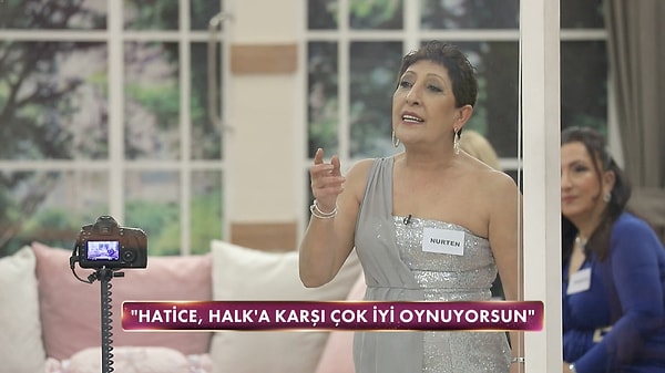 Gelinim Mutfakta stüdyolarında artan rekabete kayınvalideler de dahil oldu. Özlem'in Hatice'ye "Halka karşı çok oynuyor" demesi stüdyoda gerginliğe neden oldu.