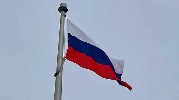 Rusya bayrağı, ilk kez 1696 yılında kullanılmaya başlandı ve daha sonra 1883 yılında resmi olarak kabul edildi. Bayrak, Rusya'nın tarihindeki çeşitli dönemlerde farklı renklerle ve desenlerle kullanılmış olsa da, bugünkü renkleri ve düzeni 1991 yılında yeniden kabul edildi.
