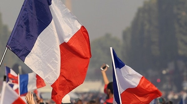 Fransa bayrağı, dünya genelinde birçok farklı etkinlikte kullanılmaktadır. Bayrak, Fransa'nın milli birliğini, özgürlüğünü ve cumhuriyetini temsil ettiği için resmi devlet törenlerinde, askeri geçit törenlerinde, siyasi mitinglerde ve yurt içi ve yurt dışı etkinliklerde sıkça görülmektedir.