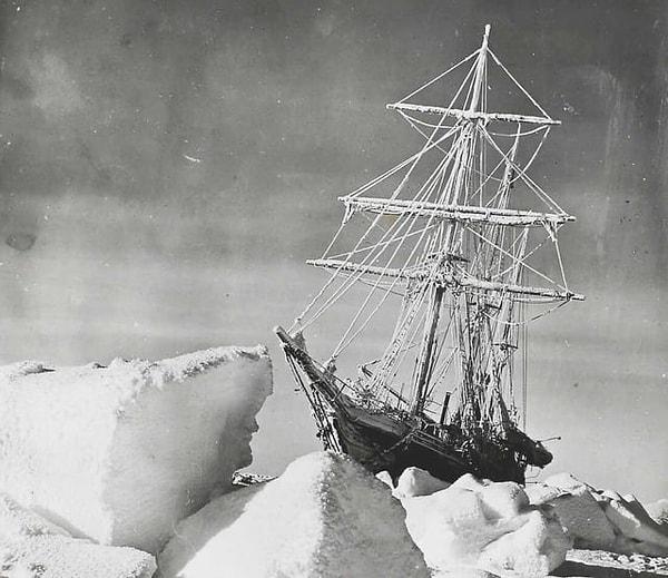 3. Tamı tamına 106 yıldır Antarktik buzullarına takılan ünlü gemi Endurance'ın kazadan sonraki ilk görüntüsü. (1915)