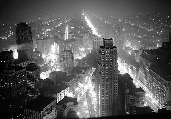 4. Bir dönemler dünyanın en zengin kenti olan ABD'nin Detroit şehrinin görkemli günlerinden bir görüntü. (1940'lar)
