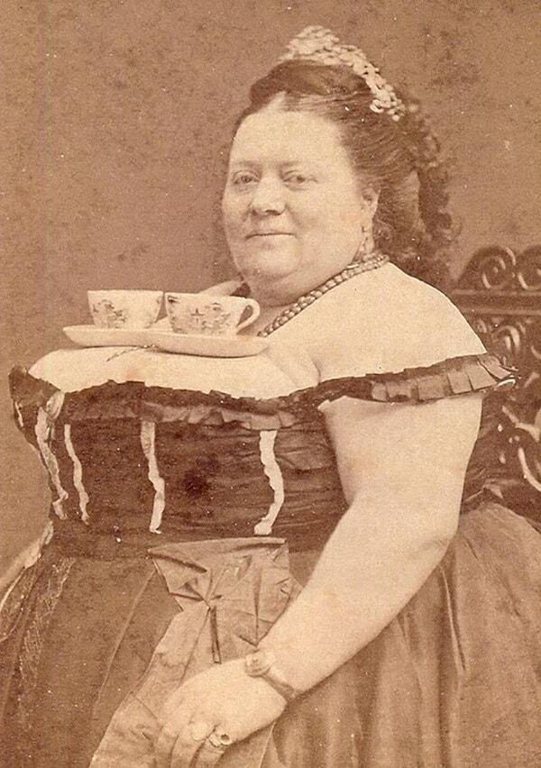 9. Viktorya döneminde memelerinin üzerine koyduğu çay fincanlarıyla poz veren bir kadın. (1870'ler)