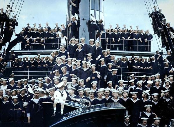 11. Subaylarla dolu bir Rus gemisi; ortadaki beyaz üniformalı çocuk ise 14 yaşında öldürülen Rus tahtının varisi Aleksey Nikolayeviç Romanov. (1909)