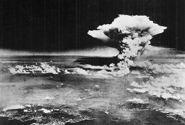 12. Saatler önce 255 bin insanın yuvası olan Hiroşima'ya atılan atom bombasının görüntüsü... (1945)
