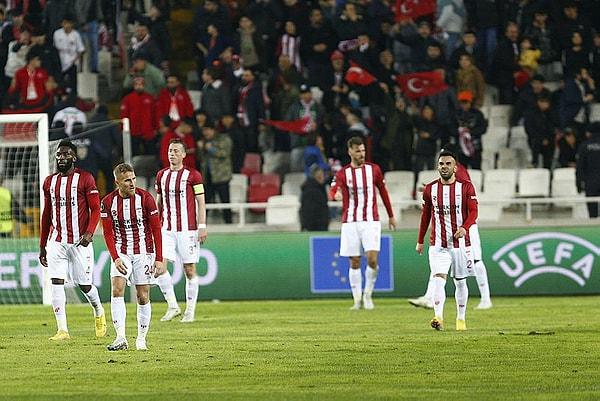 İlk maçı 1-0 kaybeden temsilcimiz DG Sivasspor rövanşta da rakibine 4-1 yenilerek turnuvaya veda ederken Fiorentina çeyrek finale adını yazdırdı.