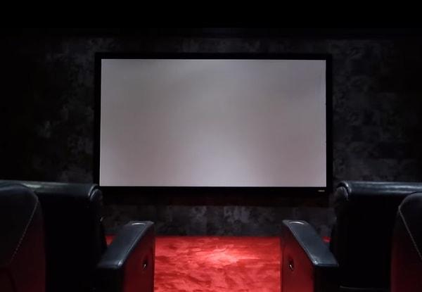 Adebayor'un 18 kişilik lüks bir sinema salonu da var.