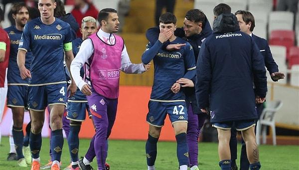 Mücadele esnasında sahaya giren bir taraftar, Fiorentina oyuncusu Alessandro Bianco'ya saldırdı.  Bianco'nun burnundan akan yoğun kan nedeniyle sağlık ekipleri müdahale etti.
