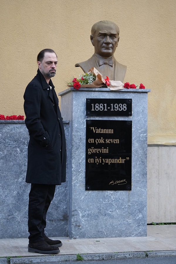 Öğrencilerine düşman olmamayı öğretemediğini haykıran Sadi Payaslı; kınalı kuzular, Yakup Çavuş ve Gazi Mustafa Kemal Atatürk'ten "Biz sizin tırnağınız olamayız!" sözleriyle tüylerimizi diken diken etti.