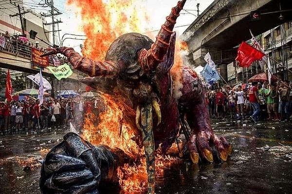 8. Aktivistlerin Filipinler Devlet Başkanı Rodrigo Duterte'nin dev bir büstünü yaktığı anlar👇