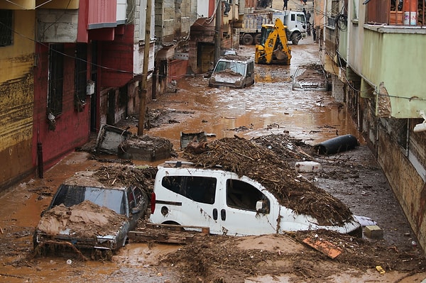 Gündemi derinden sarsan olayların ardından İYİ Parti, “Deprem bölgesinde meydana gelen sel felaketi”ne ilişkin genel görüşme önergesini meclise sundu.