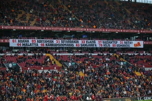 ‘Hükümet İstifa’ protestosunda bulunan Galatasaray taraftarları da Fenerbahçe ve Beşiktaş taraftarları gibi ‘Cumhurbaşkanına hakaret’ suçlamasıyla karşı karşıya kaldı.