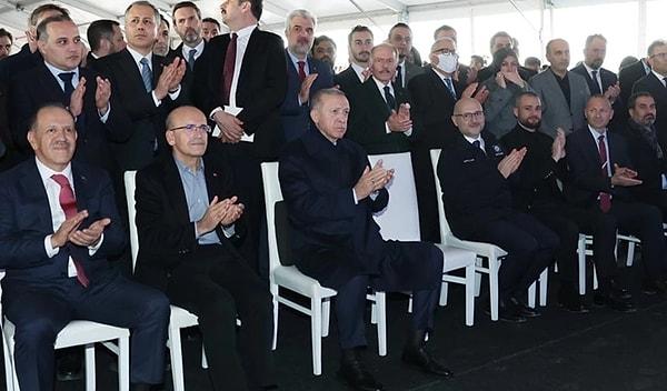 Seçim manifestosu için Erdoğan'ın onayının beklendiği belirtilirken, kabul edilmesinin kabine ve ekonomi yönetimi için "radikal" değişiklik anlamına geldiği belirtildi.