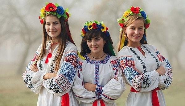 7. Ukrayna’nın ulusal kostümü olan Vyshyvanka'yı hem erkekler hem de kadınlar giyiyor.
