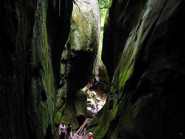 9. Dünyanın en uzun 2. mağarası olan Optymistytschna Mağarası, Ukrayna'nın Ternopol bölgesindedir.