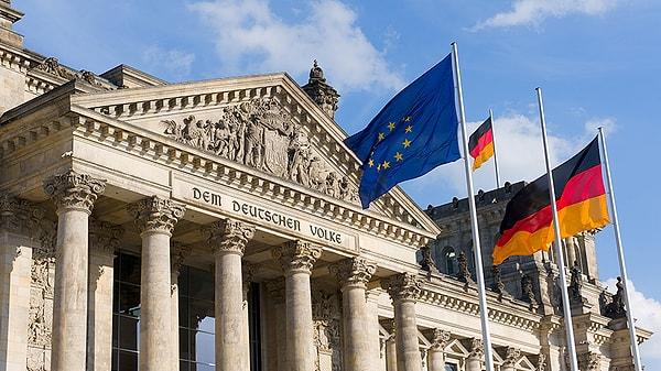 Almanya bayrağı, bugün Almanya'nın demokratik değerlerini ve birleşmesini temsil eden bir sembol olarak kullanılmaktadır. Ayrıca, spor karşılaşmaları, devlet ziyaretleri, festivaller gibi birçok farklı alanda da kullanılmaktadır.