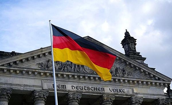 Bayrak, Almanya'nın tarihinde farklı anlamlar kazanmıştır. Örneğin, Nazi döneminde, bu renkler Almanya'nın imparatorluk dönemine atıfta bulunarak kullanılmıştır. Ancak günümüzde, Almanya bayrağı, ülkenin demokratik ve özgür bir cumhuriyet olduğunu simgeleyen bir semboldür.