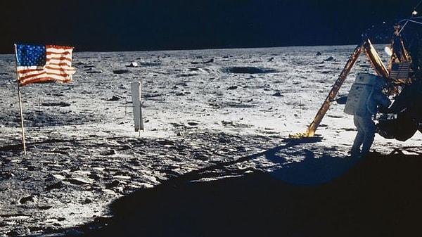 Amerikan bayrağı, 1969 yılında Ay'a yapılan Apollo 11 görevi sırasında da kullanıldı. Ay'a ayak basan ilk insan olan Neil Armstrong, Amerikan bayrağını da yanında getirdi ve Ay yüzeyine dikti. Bu olay, Amerikan bayrağının sembolik değerinin bir göstergesi olarak kabul edilir.