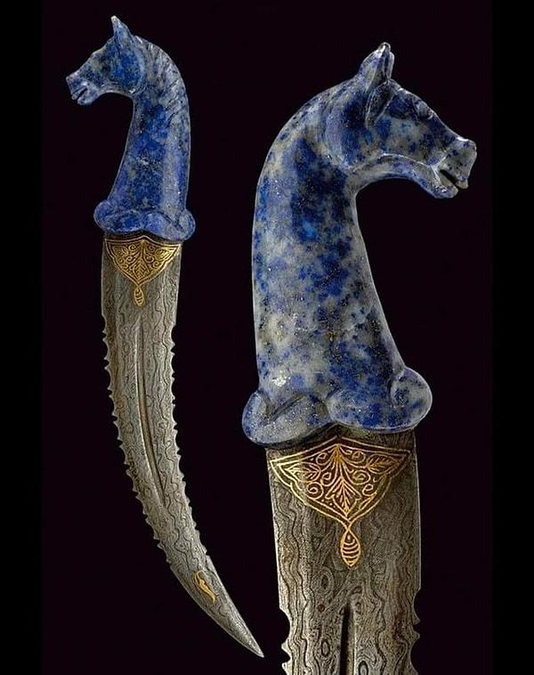 7. Lapis Lazuli taşından at deseni kabzalı bir 19. yüzyıl Fars hançeri.