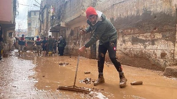 ''Sokağın başında bir evde 5 çocuk mahsur kalmıştı. Ben suya atladım ve evlerinde mahsur kalan 5 çocuğu tek tek çıkardım. Ardından evimize aldık. Aldığım çocuğu eve bırakıp tekrar döndüm ve sırayla hepsini kurtardım. Pencerelerdeki demir korkuluklar suyun şiddetinden sallanıyordu. O korkulukları çekip çocukları o şekilde çıkardım. Çocukların içerisinde 2-3 yaşlarında olanlar da vardı.''