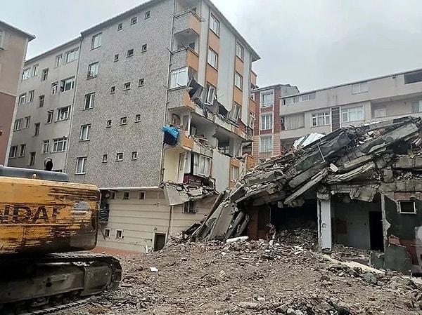 İstanbul’un Bahçelievler ilçesinde yıkımı yapılan bir bina, yan tarafta bulunan binanın üzerine düştü. Katlarında hasar oluşan beş katlı bina boşaltıldı.