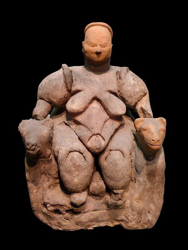15. 1961 yılında Çatalhöyük'te arkeolog James Mellaart tarafından topraktan çıkartılan, tahminen 8 bin senelik (Neolitik çağ) Oturmuş Ana Tanrıça figürü!