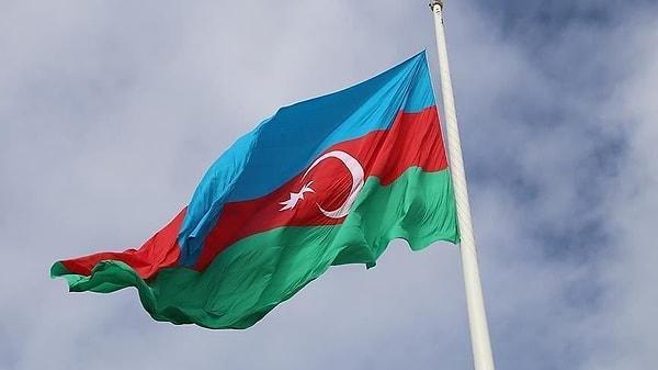 Azerbaycan bayrağı aynı zamanda ülkenin milli birliği, halkının bağımsızlık mücadelesi ve zengin kültürel mirası gibi birçok önemli değeri sembolize eder.