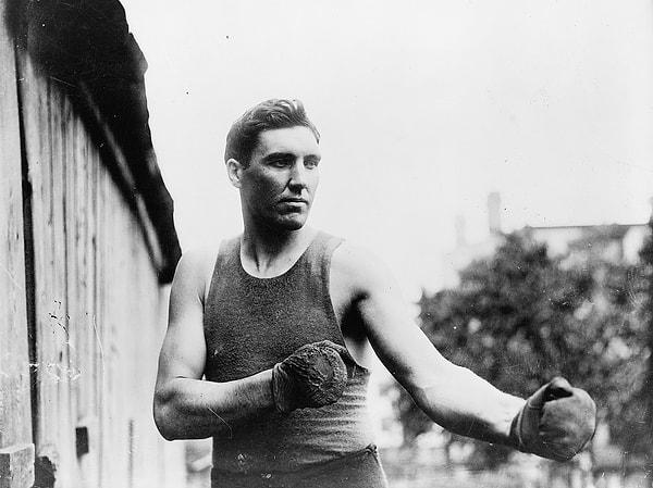 8. 1915 yılında Jess Willard, boks müsabakasında yendiği Jack Johnson'a kendisine yumruk atması için izin veriyordu ki adaletsizce kazanmış olmasın.