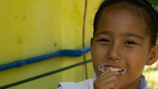 3. "Filipinler'de çocukların süt dişlerinin düşmesi "Tooth Fairy" (Diş Perisi) isimli bir gelenekle kutlanıyor; çocuklar dişlerini yastıklarının altına koyar, ebeveynler de dişi alıp yerine para bırakıyorlar."