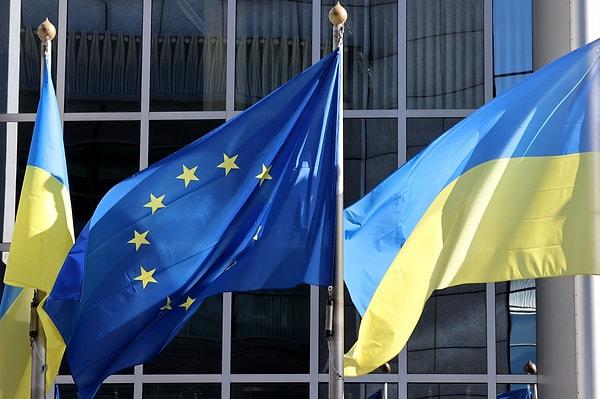Ukrayna bayrağı, 24 Ağustos 1991 tarihinde Sovyetler Birliği'nden ayrıldıktan sonra kabul edildi. Ancak, mavi ve sarı renklerinin tarihi çok daha eskilere dayanır.