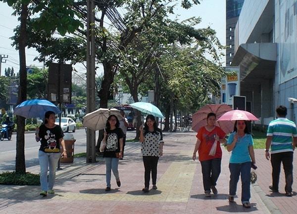 8. "Tayland'a gittiğimde güneşli havalarda bile insanların şemsiye kullanmaları çok ilgimi çekmişti. Sadece yağmurdan korunmak için değil, havalar çok sıcak olduğu için güneş ışığından korunmak için de şemsiye kullanıyorlarmış!"