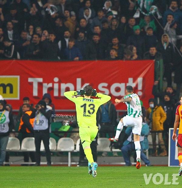 Konyaspor'un 2. golünde kaleci Sehic 'Icardi' gol sevincini Galatasaraylı taraftarların olduğu yere doğru yapınca ortalık gerildi.