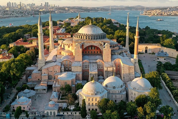 6. Ayasofya hangi padişah döneminde camiye çevrilmiştir?