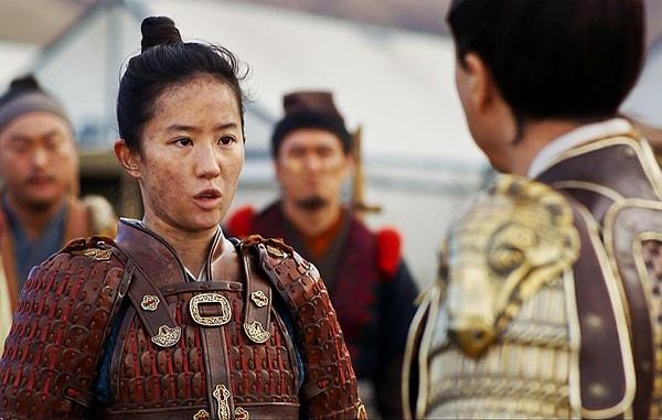 Mulan'ın ailesi, kızlarının dönüşünü öğrenmekten çok mutluydular ve onu karşılamak için kasabalarının ötesine gittiler.