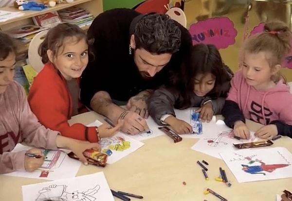 6. Hatay'ı ziyaret eden İtalyan oyuncu Michele Morrone'in depremden etkilenen çocuklarla oyunlar oynayıp yardım götürmesi gönülleri fethetti.