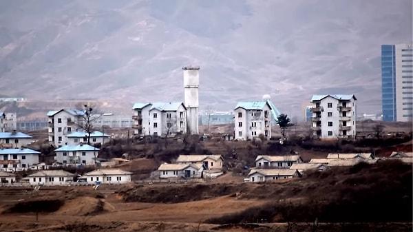 Kuzey Kore'nin fabrikasyon bir refah ve ekonomik başarı imajı yarattığı biliniyor.