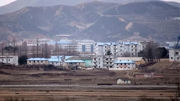Uzmanlar, "Propaganda Köyü" olarak da anılan Barış Köyü'nün, Kuzey Kore'deki birçok sahte kasabadan sadece biri olduğuna inanıyor.