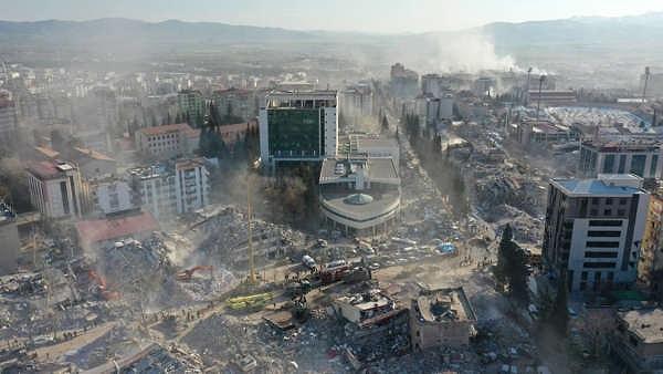 Türkiye, Kahramanmaraş merkezli depremlerin ardından ihmaller zinciri nedeniyle yitirilen canların yasını tutarken bir yandan da kayıpların akıbetini sorguluyor.