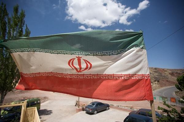 İran bayrağı tarihi oldukça eski bir geçmişe sahiptir. İran tarihi boyunca birçok farklı bayrak kullanılmıştır. Ancak, günümüzde kullanılan bayrak, 1980 yılında İslam Cumhuriyeti'nin kurulmasıyla kabul edilmiştir.