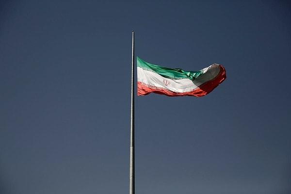 İran İslam Devrimi'nden sonra 1979 yılında bu bayrak kaldırıldı ve günümüzde kullanılan İslam Cumhuriyeti bayrağı kabul edildi.