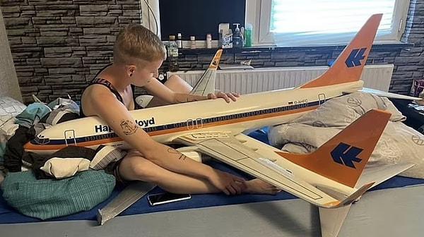 Sarah'ın uçuş yapamadığı zamanlar için model uçak koleksiyonu var. Bu uçaklarla birlikte uyuyor.